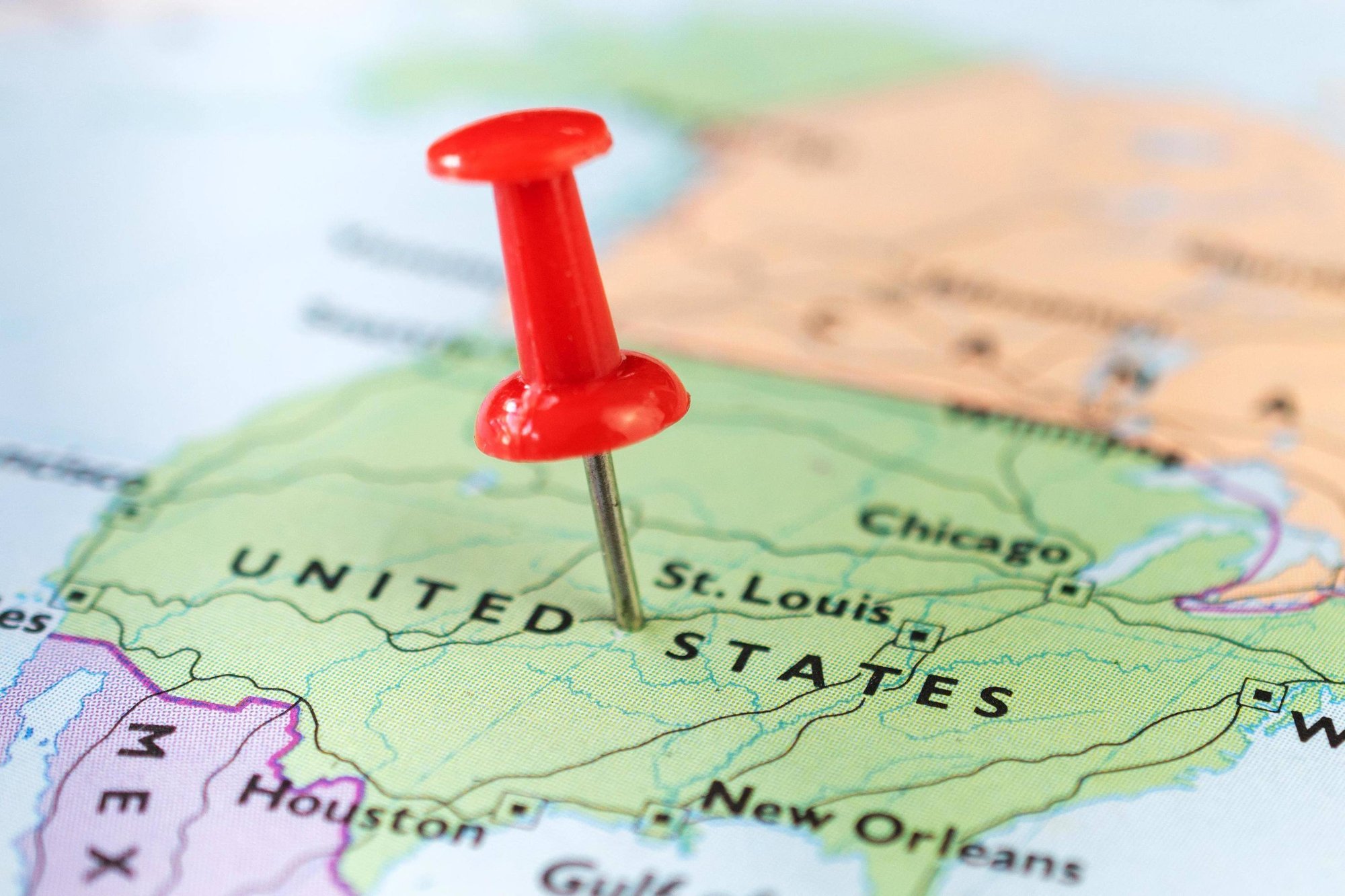 pushpin-marking-the-location-on-the-usa-map-free-photo